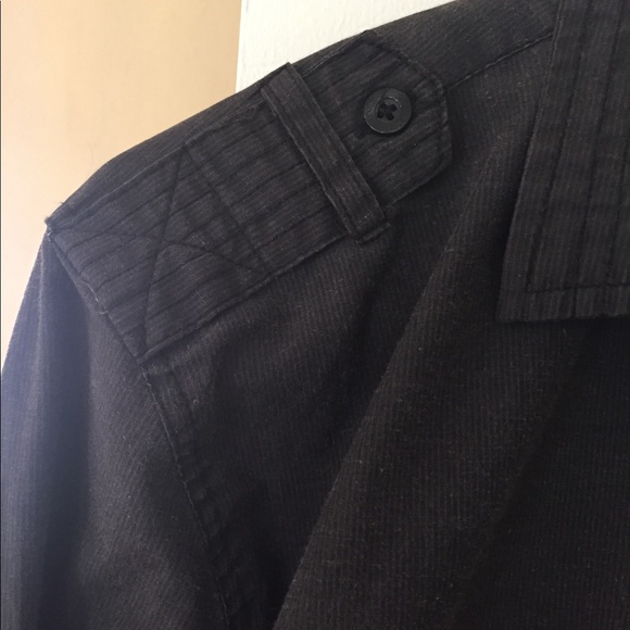 Light weight button up collared shirt - Picture 4 of 7